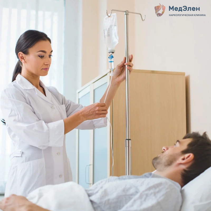 Врач ставит капельницу Метрогила пациенту